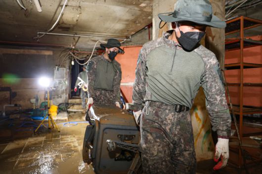 육군 31보병사단 장병들이 20일 광주광역시 북구 신안동 일대 침수 피해를 입은 상가와 주택에서 수해 복구 작업을 지원하고 있다. [사진=육군] ​