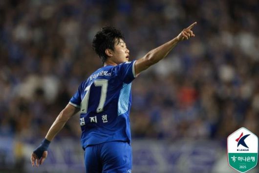 [서울=뉴스핌] 손지호 기자 = 프로축구 K리그2 수원 삼성 공격수 김지현이 득점 후 기뻐하고 있다. [사진=한국프로축구연맹] 2025.07.21 thswlgh50@newspim.com