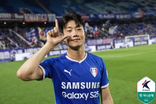 [서울=뉴스핌] 손지호 기자 = 프로축구 K리그2 수원 삼성 공격수 김지현이 경기 승리 후 기념 촬영을 하고 있다. [사진=한국프로축구연맹] 2025.07.21 thswlgh50@newspim.com