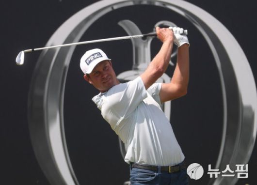 [포트러시 로이터 =뉴스핌] 박상욱 기자 = 잉글리시가 21일 디오픈 챔피언십 최종일 1홀에서 티샷하고 있다. 2025.7.21 psoq1337@newspim.com