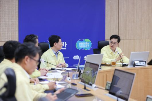 김동연 경기도지사가 21일 집중호우 피해 수습과 복구를 위한 긴급대책회의를 주재하고 ▲피해예측 기반 선제지원 ▲농축산 피해보상 강화 ▲소하천 즉시 정비 ▲현장 안전관리 강화 등 4가지 주요 당부사항을 긴급 지시했다. [사진=경기도]
