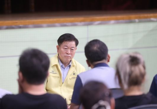 박승원 광명시장이 지난 20일 오후 소하동 아파트 화재 이재민 대피소인 광명시민체육관을 방문해 이재민을 위로하고 적극적인 지원을 약속하고 있다. [사진=광명시]