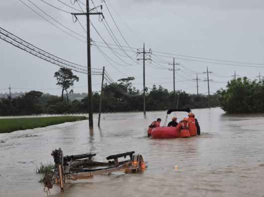 17일 오전 충남 서산시 석남동 일대가 침수돼 소방대원들이 주민 을 구조하고 있다. [사진=충남소방본부] 2025.07.17 gyun507@newspim.com