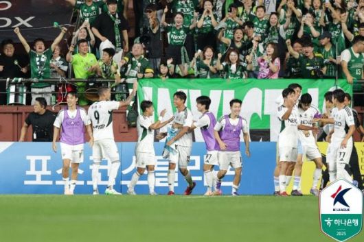 [서울=뉴스핌] 손지호 기자 = 프로축구 K리그1 전북 현대가 경기 막판 역전골을 성공한 뒤 다같이 기뻐하고 있다. [사진=한국프로축구연맹] 2025.07.22 thswlgh50@newspim.com