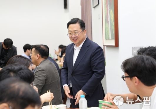 [대전=뉴스핌] 오종원 기자 = 이장우 시장이 꿈돌이 시식회 현장을 돌며 평가를 듣고있다. 2025.07.22 jongwon3454@newspim.com