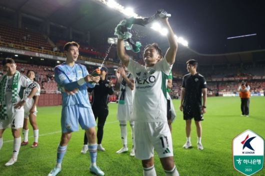 [서울=뉴스핌] 손지호 기자 = 프로축구 K리그1 전북 현대 이승우가 경기 승리 후 팬들과 기뻐하고 있다. [사진=한국프로축구연맹] 2025.07.22 thswlgh50@newspim.com