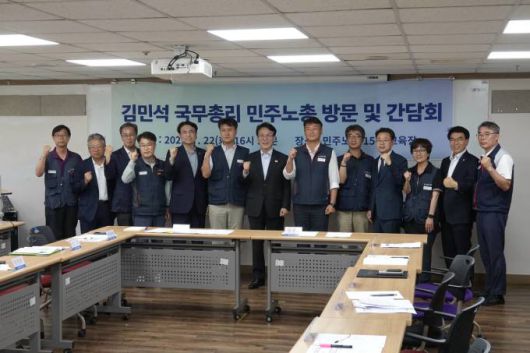 김민석 국무총리(왼쪽 일곱번째)가 22일 민주노총 15층 교육장에서 민주노총과 간담회 기념사진을 촬영하고 있다. 왼쪽 다섯번째부터 차례대로 권창준 고용노동부 차관, 전호일 민주노총 부위원장, 김민석 총리, 양경수 민주노총 위원장, 이태환 민주노총 수석부위원장, 박홍배 민주당 의원, 엄미경 민주노총 사무총장 직무대행 등. [사진=민주노총] 2025.07.22 sheep@newspim.com