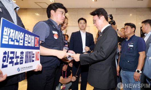 [서울=뉴스핌] 청사사진기자단 =한국노총 간담회에 참석하는 김민석 국무총리가 22일 오후 서울 영등포구 여의도 한국노동조합총연맹 1층 로비에서 전국전력산업노동조합연맹의 '발전산업 고용 안전 협의체' 참여보장 요구서를 전달받고 있다. 2025.07.22 photo@newspim.com