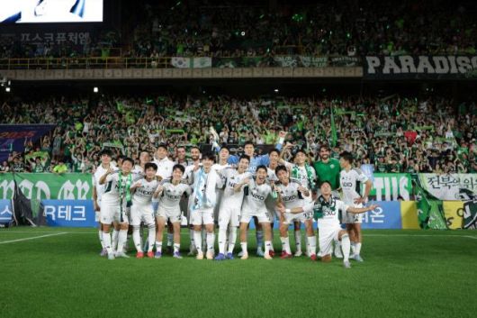 [서울=뉴스핌] 손지호 기자 = 프로축구 K리그1 전북 현대가 22라운드 포항 스틸러스전 승리 후 기념 촬영을 하고 있다. [사진=한국프로축구연맹] 2025.07.22 thswlgh50@newspim.com