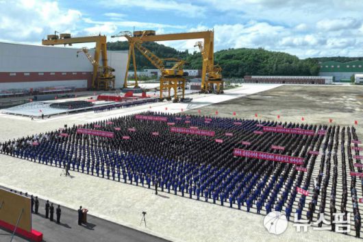 [서울=뉴스핌] 이영종 통일전문기자 = 북한이 22일 5000t급 신형구축함을 추가 건조하겠다고 밝혔다. 사진은 21일 남포조선소에서 열린 구축함 건조 결의 모임. [사진=노동신문] 2025.07.22 yjlee@newspim.com