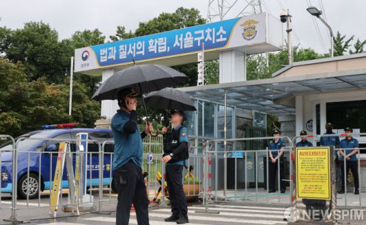 [의왕=뉴스핌] 김학선 기자 = 윤석열 전 대통령이 재구속된 이후 조은석 특별검사팀의 출석 요구에 잇달아 불응한 가운데 15일 윤 전 대통령이 수감된 경기도 의왕시 서울구치소에서 법무부 호송차량이 나오고 있다. 특검은 이날 윤 전 대통령에 대해 구속기간 연장 없이 바로 기소하는 방안도 검토하고 있다고 밝혔다. 2025.07.15 yooksa@newspim.com