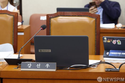 [서울=뉴스핌] 정일구 기자 = 18일 오후 서울 여의도 국회 보건복지위원회에서 열린 정은경 보건복지부 장관 후보자 인사청문회에서 소속 위원인 강선우 여성가족부 장관 후보자의 자리가 비어있다. 2025.07.18 mironj19@newspim.com