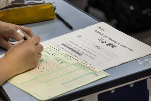 [서울=뉴스핌] 사진공동취재단 =2026년 대학수학능력시험 6월 모의평가 시행일인 4일 오전 서울 금천구 금천고등학교에서 학생들이 답안지를 작성하고 있다.2025.06.04 photo@newspim.com