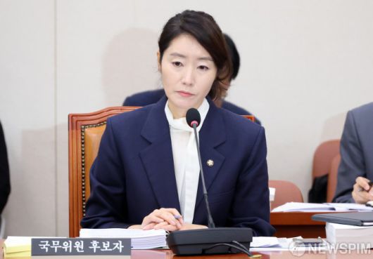 [서울=뉴스핌] 정일구 기자 = 강선우 여성가족부 장관 후보자가 14일 오전 서울 여의도 국회 여성가족위원회에서 열린 인사청문회에서 의원 질의를 경청하고 있다. 2025.07.14 mironj19@newspim.com