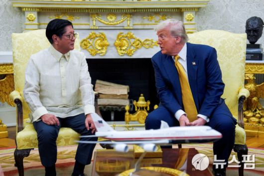 [워싱턴=로이터 뉴스핌]김근철 기자=도널드 트럼프 미국 대통령(오른쪽)이 22일(현지 시간) 백악관에서 페르디난드 마르코스 주니어 필리핀 대통령과 정상회담을 하면서 대화하고 있다. 2025.07.23 kckim100@newspim.com