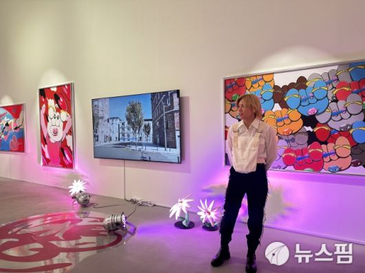 [서울=뉴스핌] 이지은 기자 = 화이트스톤갤러리 서울에서 열린 센가 켄토 작가의 개인전 '에센스 러브'. 센가 켄토 작가가 자신의 작품에 대해 설명하고 있는 모습. 2025.07.24 alice09@newspim.com