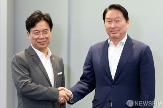 [서울=뉴스핌] 양윤모 기자 = 김영훈 고용노동부 장관이 24일 오후 서울 중구 대한상공회의소를 방문 최태원 회장과 악수하고 있다. 2025.07.24 yym58@newspim.com