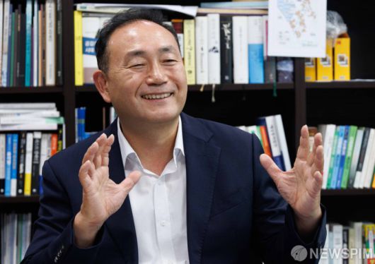 [서울=뉴스핌] 윤창빈 기자 = 김원이 국회 산업통상자원중소벤처기업위원회 더불어민주당 간사가 22일 오전 서울 여의도 국회 의원회관에서 뉴스핌과 인터뷰를 하고 있다. 2025.07.22 pangbin@newspim.com