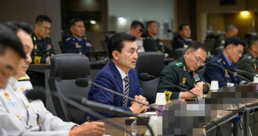 안규백(왼쪽 두번째) 새 국방부 장관이 25일 서울 용산 국방부 청사에서 취임 직후 첫 공식 일정으로 합동참모본부 전투통제실에서 전군 주요지휘관회의를 직접 주재하고 있다. [사진=국방부]