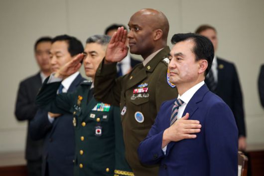 안규백(맨 오른쪽)  새 국방부 장관이 25일 용산 국방부 청사에서 열린 취임식에서 제이비어 브런슨 한미연합사령관 겸 주한미군사령관 등과 함께 국민의례를 하고 있다. [사진=국방부]