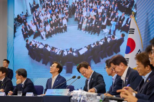 [서울=뉴스핌] 이재명 대통령이 25일 부산 부경대학교에서 열린 타운홀미팅 '부산의 마음을 듣다' 지역 주민 간담회에 자리하고 있다. [사진=대통령실] 2025.07.25 photo@newspim.com