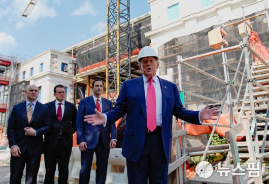 24일(현지시간) 미국 워싱턴DC 연방준비제도(Fed) 청사 공사 현장을 방문한 도널드 트럼프 미국 대통령이 취재진의 질문에 답하는 모습. [사진=로이터 뉴스핌]