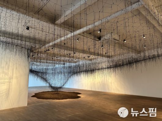 [서울=뉴스핌] 이지은 기자 = 시오타 치하루 작가의 '리턴 투 어스' 전시명과 동명의 작품. 2025.07.25 alice09@newspim.com