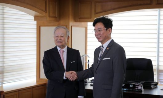 김영훈(오른쪽) 신임 고용노동부 장관과 손경식 한국경영자총협회 회장(왼쪽)이 24일 오전 서울 마포구 경총회관에서 만나 악수하고 있다. 손 회장은 이날 '노란봉투법(노동조합법 제2·3조 개정안)'에 대한 신중한 접근과 노사 간 사회적 대화 필요성을 강조했다. [사진=고용노동부]