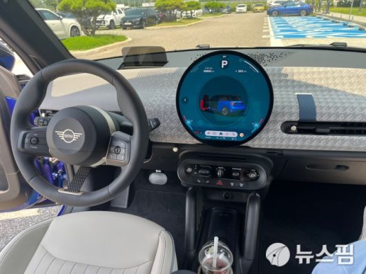 [영종도(인천) =뉴스핌] 조수빈 기자 = 지난 25일 시승한 올-일렉트릭 MINI 쿠퍼 SE 내부. MINI 특유의 원형 OLED 디스플레이와 직물 소재의 대시보드가 적용됐다. [사진=조수빈 기자] 2025.07.25 beans@newspim.com