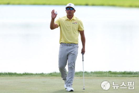 [블레인 로이터=뉴스핌] 장환수 스포츠전문기자= 커트 기다야마가 27일 3M오픈 3라운드 18번 홀을 마친 뒤 갤러리들에게 인사하고 있다. 기타야마는 이날 11언더파를 쳐 코스 레코드 타이기록을 세웠다. 2025.07.27 zangpabo@newspim.com