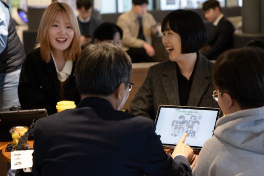 김동연 경기도지사가 28일 용인시 소재 강남대학교 장애학생 취업동아리(I-CUBE)를 찾아 장애청년들의 취업에 대한 고민을 듣고 소통하는 시간을 가졌다. [사진=경기도]