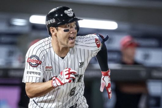 [서울=뉴스핌] 장환수 스포츠전문기자=롯데 전준우가 27일 KIA와 사직 경기에서 안타를 친 뒤 1루로 질주하고 있다. [사진=롯데] 2025.07.27 zangpabo@newspim.com