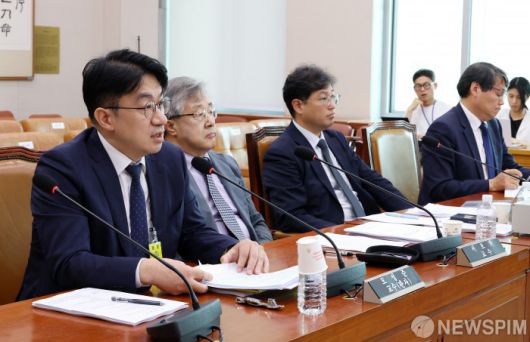 [서울=뉴스핌] 정일구 기자 = 28일 오후 국회 법제사법위원회에서 열린 검찰개혁 법안 관련 공청회에서 모성준 사법연수원 교수가 발표하고 있다. 왼쪽부터 모성준 교수, 서보학 경희대 법학전문대 교수, 양홍석 변호사, 이광철 변호사. 2025.07.28 mironj19@newspim.com