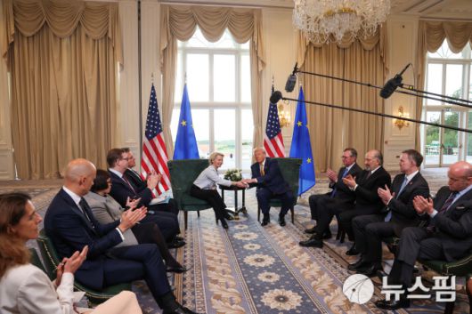 스코틀랜드 턴베리에서 열린 미·EU 무역 협정 발표 직후, 도널드 트럼프 미국 대통령과 우르줄라 폰 데어 라이엔 유럽연합 집행위원장이 악수하고 있다.[사진=로이터 뉴스핌] 2025.07.28 kwonjiun@newspim.com