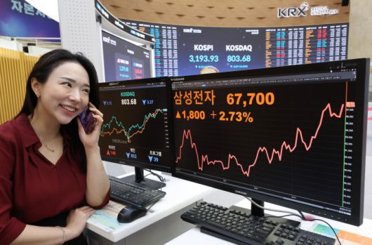 [서울=뉴스핌] 김학선 기자 = 삼성전자가 22조원에 달하는 반도체 위탁생산(파운드리) 공급계약을 체결하면서 주가가 급등 중인 28일 오전 서울 여의도 한국거래소에서 직원이 주가를 확인하고 있다. 2025.07.28 yooksa@newspim.com