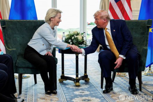 미국 도널드 트럼프 대통령이 27일(현지시간) 영국 스코틀랜드 턴베리에서 우르줄라 폰 데어 라이엔 유럽연합 집행위원장과 EU산 상품에 15％ 관세를 부과하는 내용의 무역협정을 타결하고 악수하고 있다. [사진=로이터 뉴스핌]