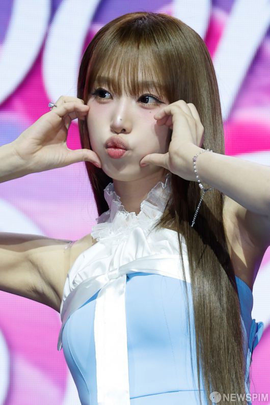 [서울=뉴스핌] 류기찬 인턴기자 = 가수 최예나가 29일 오후 서울 용산구 블루스퀘어 SOL트래블홀에서 열린 4집 미니앨범 '블루밍 윙스'(Blooming Wings) 발매 기념 쇼케이스에서 포즈를 취하고 있다. 타이틀곡인 '착하다는 말이 제일 싫어'는 화려한 스트링과 악기들이 한여름 불꽃놀이처럼 펼쳐지는 곡이다. 2025.07.29 ryuchan0925@newspim.com