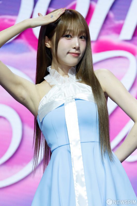 [서울=뉴스핌] 류기찬 인턴기자 = 가수 최예나가 29일 오후 서울 용산구 블루스퀘어 SOL트래블홀에서 열린 4집 미니앨범 '블루밍 윙스'(Blooming Wings) 발매 기념 쇼케이스에서 포즈를 취하고 있다. 타이틀곡인 '착하다는 말이 제일 싫어'는 화려한 스트링과 악기들이 한여름 불꽃놀이처럼 펼쳐지는 곡이다. 2025.07.29 ryuchan0925@newspim.com