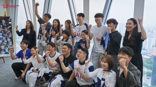 [서울=뉴스핌] 이윤애 기자 = 축구선수 손흥민과 AIA타워에서 기념 사진을 촬영하고 있는 AIA생명의 팬크리에이터 [사진=AIA생명] 2025.07.30 yunyun@newspim.com