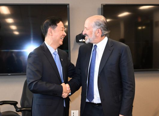 [서울=뉴스핌] 한-미 통상협의차 미국 워싱턴D.C.를 방문 중인 구윤철 부총리 겸 기획재정부 장관이 29일(현지시간) 김정관 산업통상자원부장관 및 여한구 통상교섭본부장과 함께 미국 상무부에서 하워드 러트닉 상무장관과 통상협의에 앞서 악수하며 인사하고 있다.[사진=기획재정부] 2025.07.30 photo@newspim.com