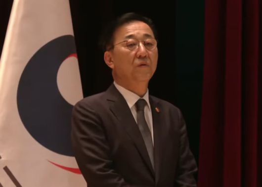 김윤덕 신임 국토교통부 장관이 취임식에서 애국가를 부르고 있다. [사진=국토부 유튜브]