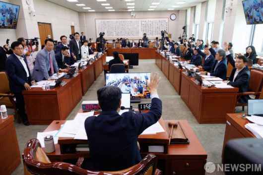 [서울=뉴스핌] 윤창빈 기자 = 1일 오전 서울 여의도 국회에서 열린 법제사법위원회 전체회의에서 여당 의원들이 방송3법 개정안에 대한 표결을 하고 있다. 2025.08.01 pangbin@newspim.com