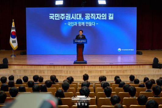 [서울=뉴스핌] 이재명 대통령이 지난 14일 충북 진천 국가공무원인재개발원에서 5급 신임관리자과정 교육생에게 특강을 하고 있다. [사진=대통령실] 2025.07.15 photo@newspim.com