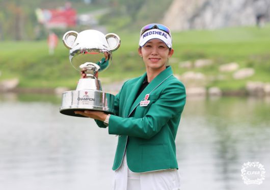 [서울=뉴스핌] 김용석 기자 = 시즌 첫 우승 트로피를 들어올린 배소현. [사진= KLPGA] 2025.08.03 fineview@newspim.com