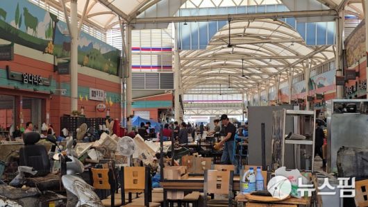 [함평=뉴스핌] 조은정 기자 = 일 오전 전남 함평군 함평천지전통시장에서 상인들이 수해 복구 작업을 하고 있다  2025.08.04 ej7648@newspim.com