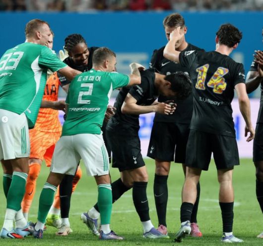 '가드 오브 아너(Guard of Honor)'를 받으며 그라운드를 나오는 손흥민. [사진=토트넘]