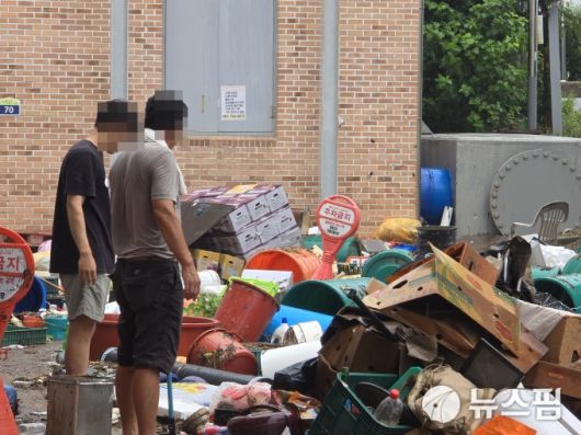 [함평=뉴스핌] 조은정 기자 = 일 오전 전남 함평군 함평천지전통시장에서 상인들이 수해 복구 작업을 하고 있다  2025.08.04 ej7648@newspim.com