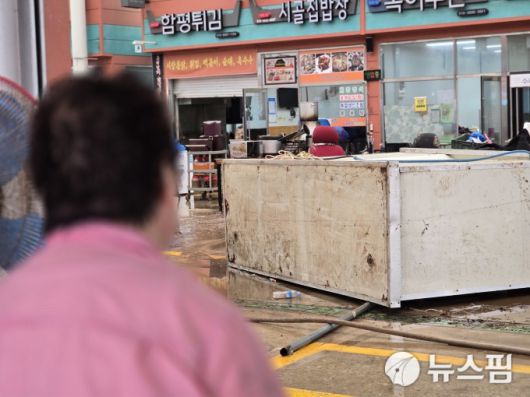 [함평=뉴스핌] 조은정 기자 = 하루 동안 170㎜가 넘는 집중호우가 쏟아진 전남 함평군 함평읍 함평천지전통시장에서 4일 주민이 폭우로 침수돼 망가진 가게 물건들을 망연히 바라보고 있다. 2025.08.03 ej7648@newspim.com
