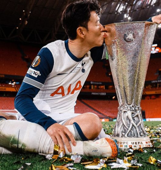 UEFA 유로파리그 우승컵에 입맞춤하는 손흥민. [사진=토트넘]