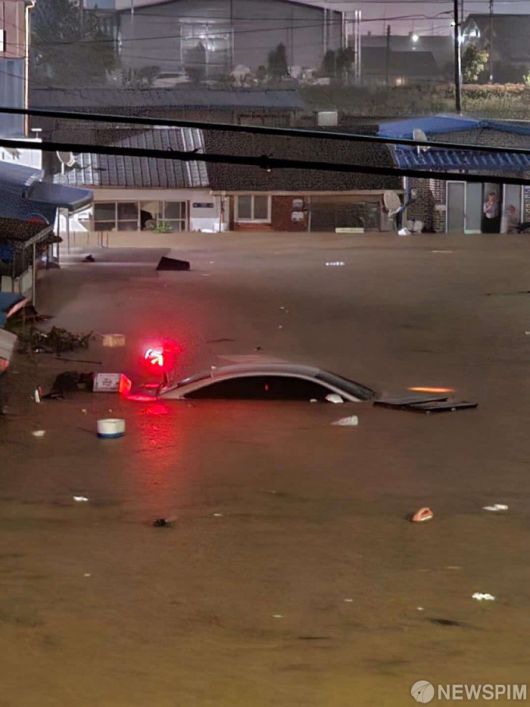 [함평=뉴스핌] 조은정 기자 = 광주와 전남 전역에 호우특보가 내려진 3일 오후 전남 함평군 함평읍 일대 도로가 침수돼 차량과 상가들이 물에 잠겨 있다. [사진=독자제공] 2025.08.04 ej7648@newspim.com